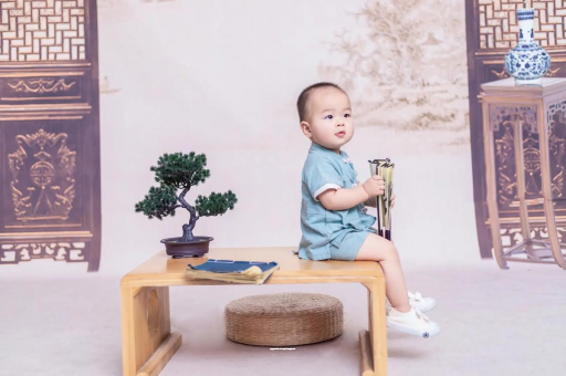 岑溪女宝宝换尿布